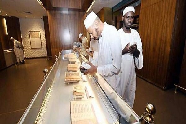 متحف القرآن يجذب ضيوف الرحمن في طيبة