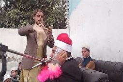 انتقادات واسعة للقارئ محمد الملاح بعد إلقاء الأموال عليه في باكستان