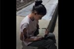 Qəzzada meyitxananın qarşısında Quran oxuyan fələstinli qız