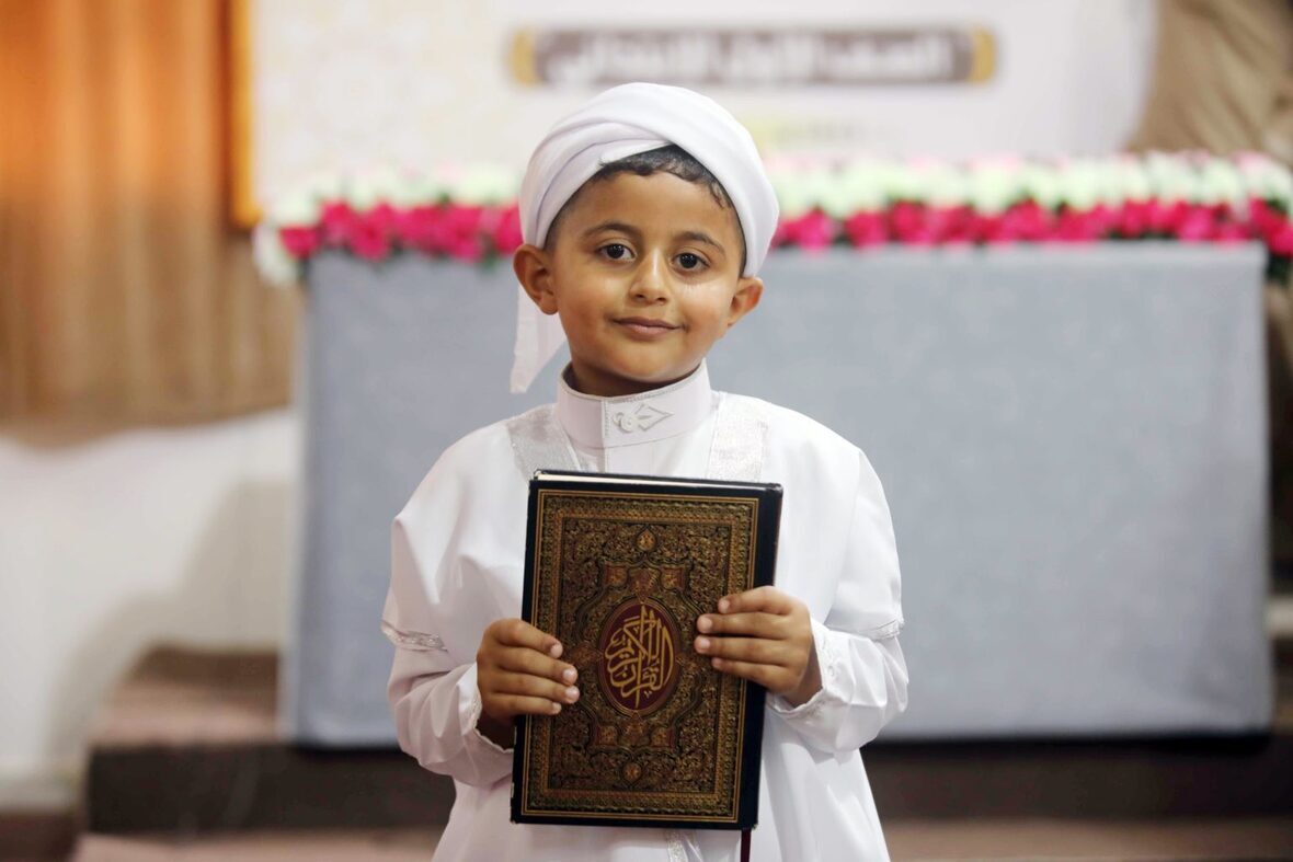 Achtjähriges Kind in Gaza hat den gesamten Koran auswendig gelernt + Foto
