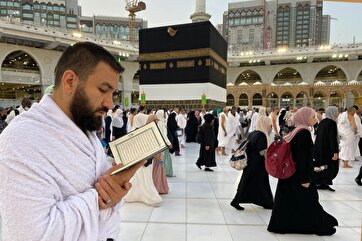 Pilgrims Perform Tawaf al-Qudum in Mecca