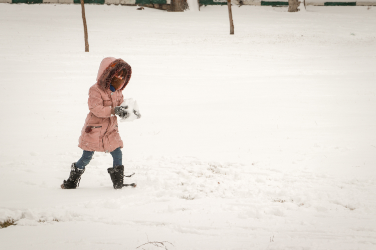 بارش برف؛ شادی کودکان، معضلات شهری