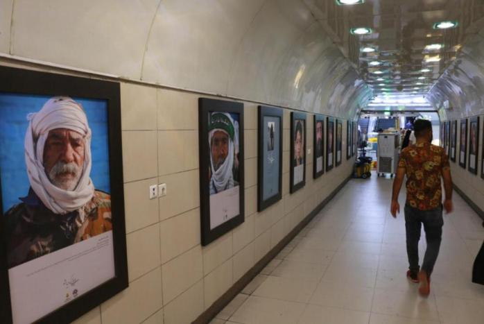 «خیرات نان» به مناسبت دهه کرامت در متروی تهران برپاست