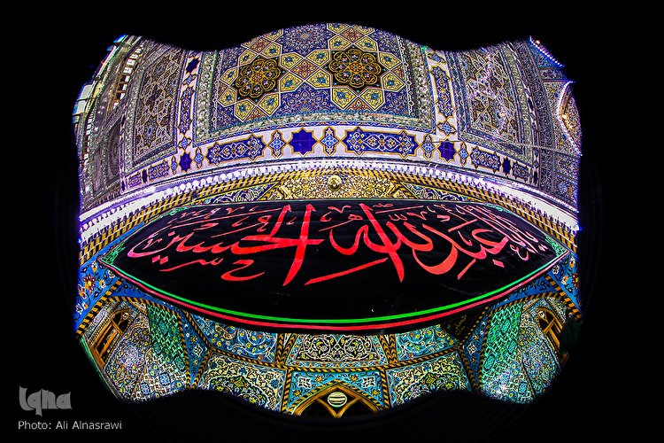 نصب پرچم‌های سیاه در آستان مقدس امام‌حسین(ع)