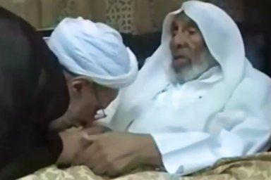 فیلم | بوسه آیت الله مصباح یزدی بر دستان رهبر شیعیان مدینه