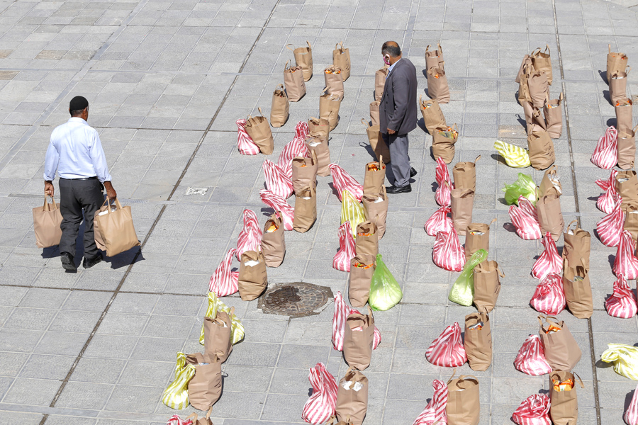 توزیع ۸۰۰ بسته غذایی و ۳۰۰۰ پرس غذای گرم در شهر اقبالیه قزوین