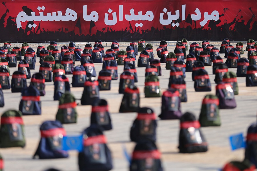 نهضت کمک مومنانه و توزیع لوازم التحریر بین دانش&zwnj;آموزان نیازمند قزوینی