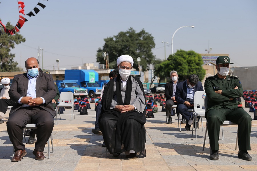 نهضت کمک مومنانه و توزیع لوازم التحریر بین دانش&zwnj;آموزان نیازمند قزوینی
