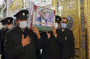 طواف پیکر دانشمند هسته‌ای شهید فخری‌زاده در حرم رضوی