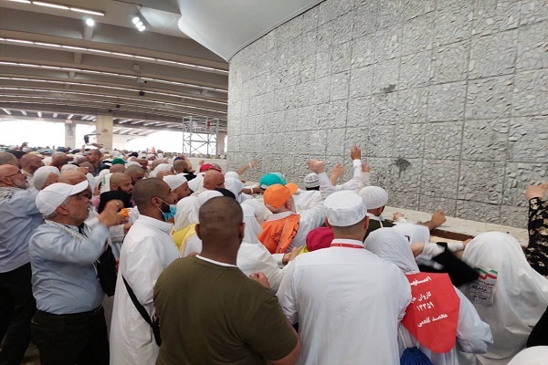 رمی جمرات در منا و بازگشت حجاج به مکه مکرمه + فیلم