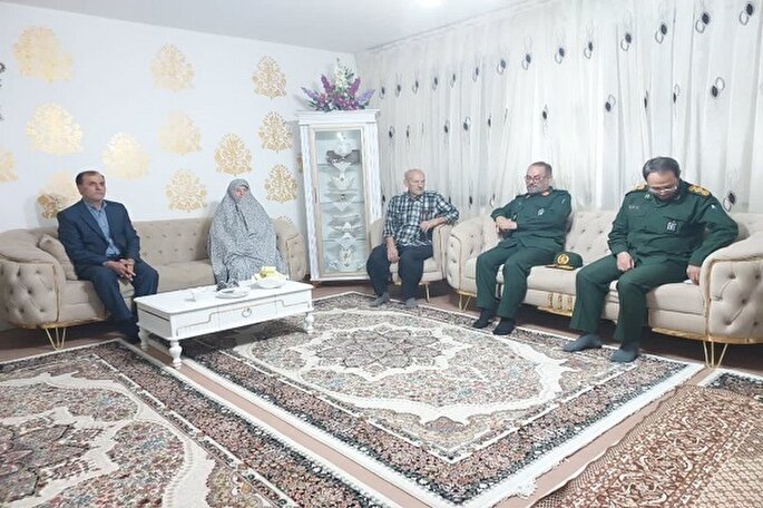 سردار رجبی با خانواده شهید بابا امین‌کهریز و سیف‌‌الله نقی‌زاده دیدار کرد