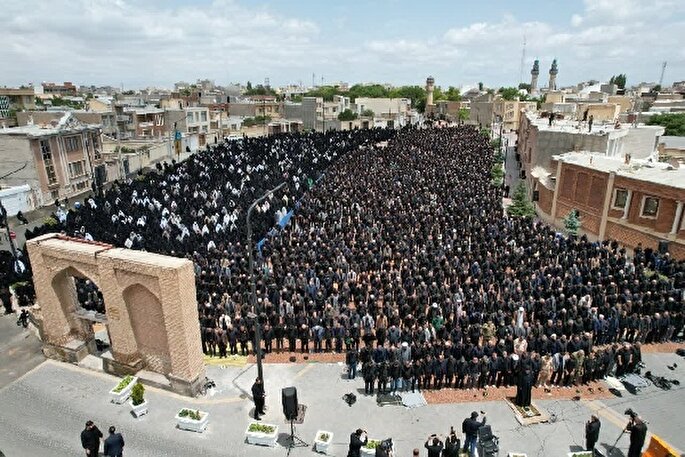 اقامه نماز ظهر عاشورا در شهیدگاه اردبیل + عکس
