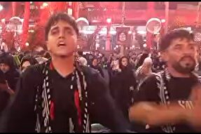 فیلم | عزاداری و مرثیه‌سرایی نوجوانان و جوانان لرستانی در بین‌الحرمین