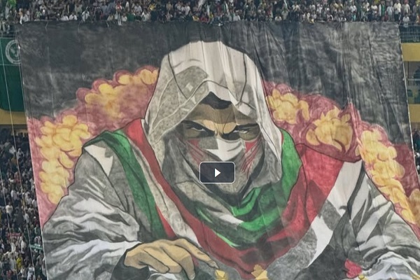اهتزاز تصویر شهید سنوار بر فراز ورزشگاه الجزایر + فیلم