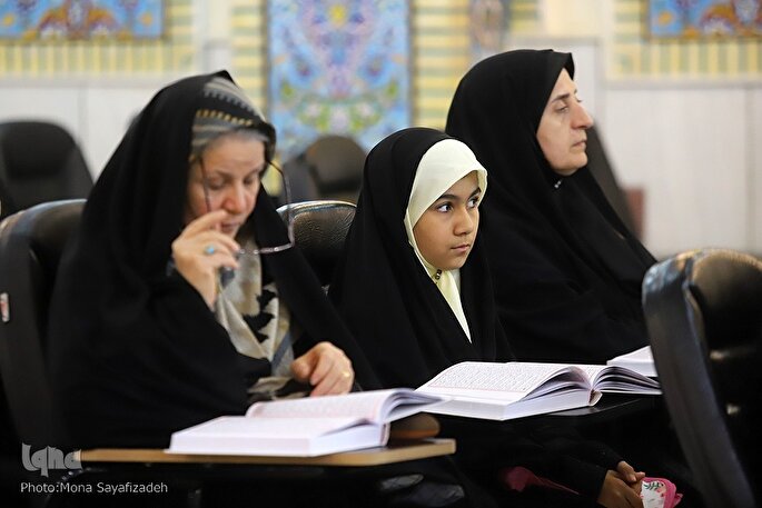 زن ستون تربیت نسل آینده است