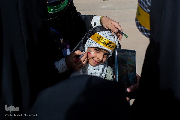 سرود " سلام فرمانده "در ورزشگاه ۱۵ هزار نفری سردار آزادگان شهر قزوین