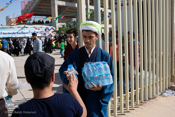 سرود " سلام فرمانده "در ورزشگاه ۱۵ هزار نفری سردار آزادگان شهر قزوین