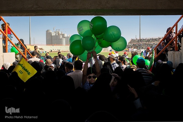 سرود " سلام فرمانده "در ورزشگاه ۱۵ هزار نفری سردار آزادگان شهر قزوین