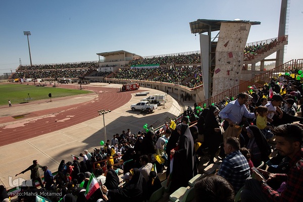 سرود " سلام فرمانده "در ورزشگاه ۱۵ هزار نفری سردار آزادگان شهر قزوین