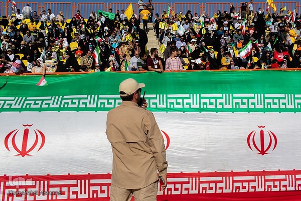 سرود " سلام فرمانده "در ورزشگاه ۱۵ هزار نفری سردار آزادگان شهر قزوین