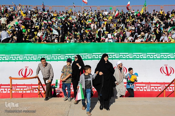 سرود " سلام فرمانده "در ورزشگاه ۱۵ هزار نفری سردار آزادگان شهر قزوین