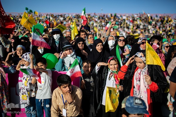 سرود " سلام فرمانده "در ورزشگاه ۱۵ هزار نفری سردار آزادگان شهر قزوین