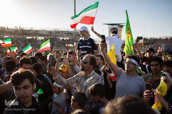 سرود " سلام فرمانده "در ورزشگاه ۱۵ هزار نفری سردار آزادگان شهر قزوین