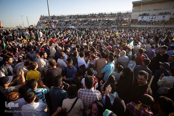 سرود " سلام فرمانده "در ورزشگاه ۱۵ هزار نفری سردار آزادگان شهر قزوین