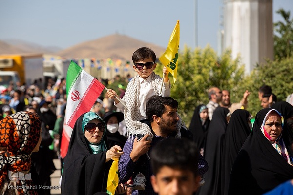 سرود " سلام فرمانده "در ورزشگاه ۱۵ هزار نفری سردار آزادگان شهر قزوین