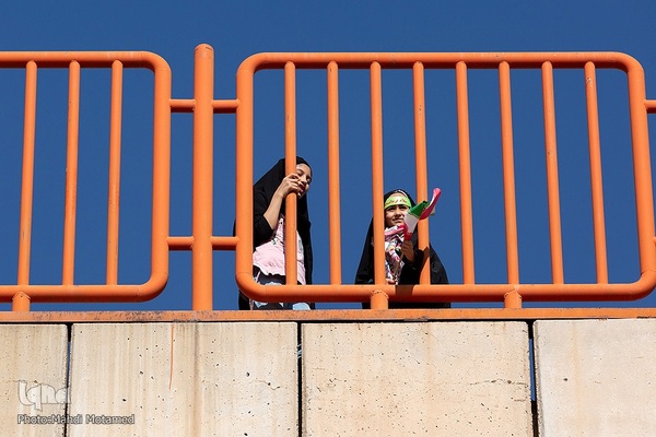 سرود " سلام فرمانده "در ورزشگاه ۱۵ هزار نفری سردار آزادگان شهر قزوین