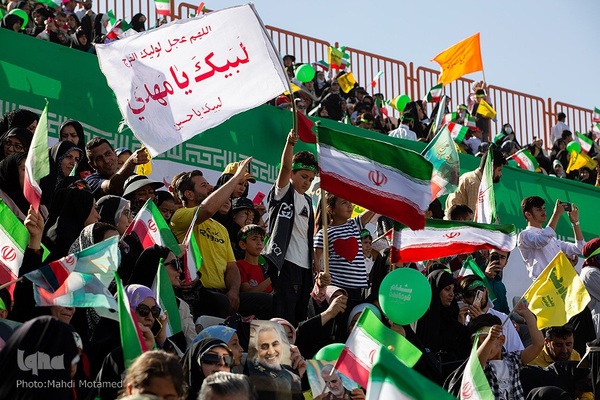 سرود " سلام فرمانده "در ورزشگاه ۱۵ هزار نفری سردار آزادگان شهر قزوین