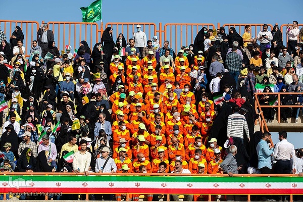 سرود " سلام فرمانده "در ورزشگاه ۱۵ هزار نفری سردار آزادگان شهر قزوین