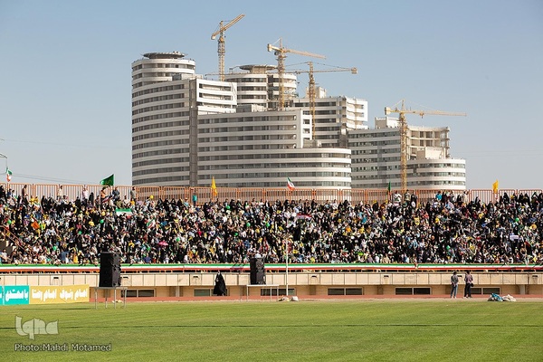 سرود " سلام فرمانده "در ورزشگاه ۱۵ هزار نفری سردار آزادگان شهر قزوین