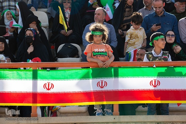 سرود " سلام فرمانده "در ورزشگاه ۱۵ هزار نفری سردار آزادگان شهر قزوین