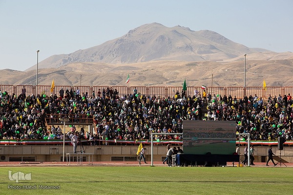 سرود " سلام فرمانده "در ورزشگاه ۱۵ هزار نفری سردار آزادگان شهر قزوین