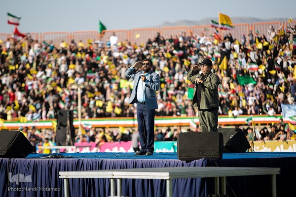 سرود " سلام فرمانده "در ورزشگاه ۱۵ هزار نفری سردار آزادگان شهر قزوین