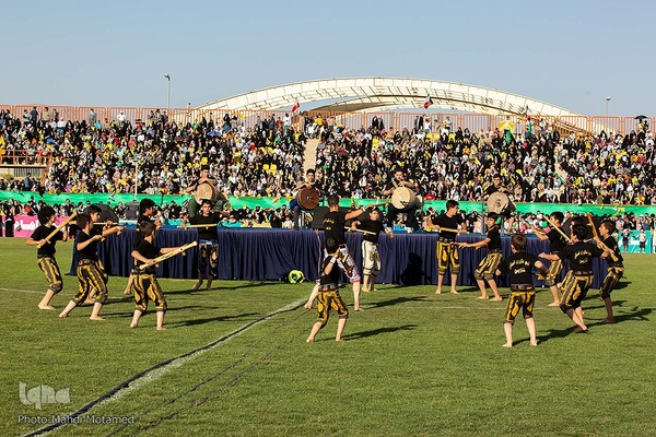 سرود " سلام فرمانده "در ورزشگاه ۱۵ هزار نفری سردار آزادگان شهر قزوین