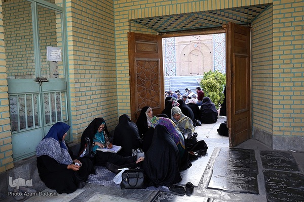 مراسم قرائت دعای پرفیض عرفه در امامزاده حسین (ع) قزوین