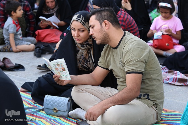 مراسم قرائت دعای پرفیض عرفه در امامزاده حسین (ع) قزوین