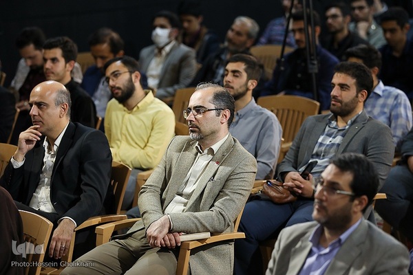 نشست صمیمانه جمعی از دانشجویان و نخبگان با امام جمعه قزوین