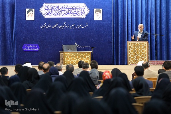 نشست صمیمانه جمعی از دانشجویان و نخبگان با امام جمعه قزوین