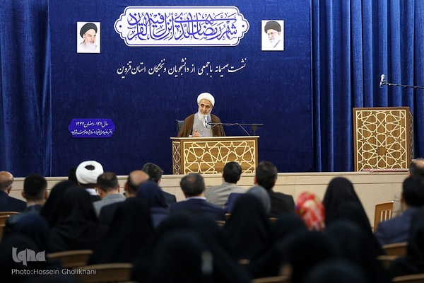 نشست صمیمانه جمعی از دانشجویان و نخبگان با امام جمعه قزوین