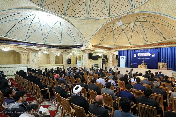 نشست صمیمانه جمعی از دانشجویان و نخبگان با امام جمعه قزوین