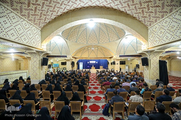 نشست صمیمانه جمعی از دانشجویان و نخبگان با امام جمعه قزوین