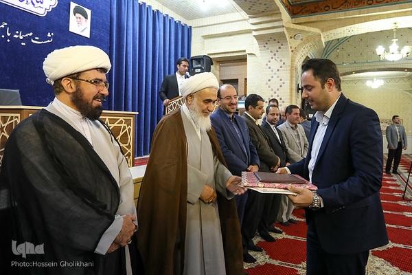 نشست صمیمانه جمعی از دانشجویان و نخبگان با امام جمعه قزوین