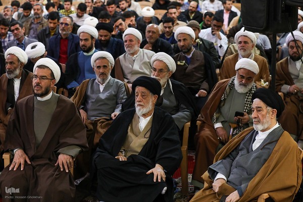 عمامه گذاری طلاب در روز میلاد امام حسین(ع)