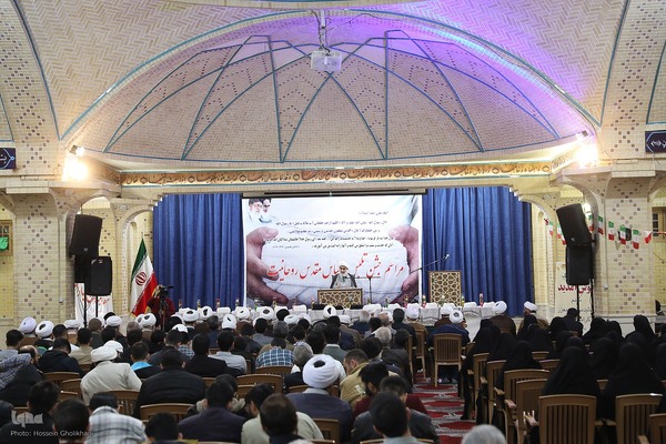 عمامه گذاری طلاب در روز میلاد امام حسین(ع)