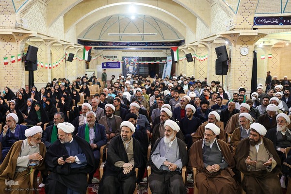 عمامه گذاری طلاب در روز میلاد امام حسین(ع)