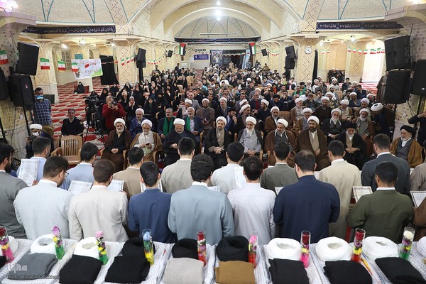 عمامه گذاری طلاب در روز میلاد امام حسین(ع)