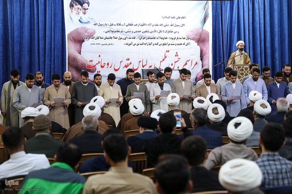 عمامه گذاری طلاب در روز میلاد امام حسین(ع)